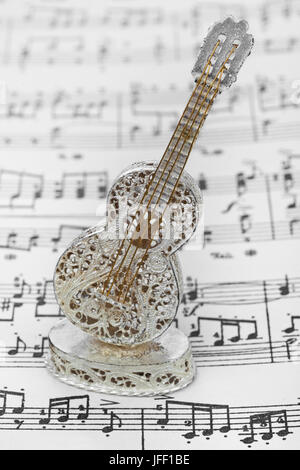 Spielzeug Gitarre und Musik Blatt Stockfoto