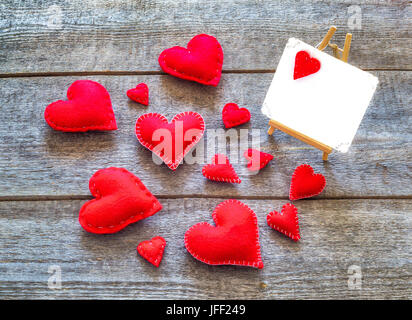 Valentine Karte mit roten Herzen Stockfoto