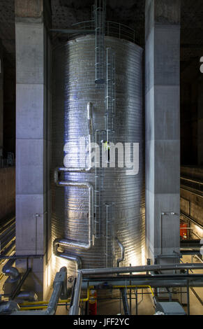 Deutschland, Hamburg, alte Flak-Bunker Umbau als Projekt für erneuerbare Energien mit Wärme-Lagerung und Biomethan-Gas-Motor / DEUTSCHLAND, Hamburg-Wilhelmsburg IBA Projekt Energie Bunker, Gesamtleistung Wärme: 22.400 MWh - Ausreichend Für 3.000 Haushalte, Strom: 2.850 MWh - Ausreichend Für 1.000 Haushalte, gröberen Waermespeicher Mit 2000 Kubikmeter, äh Wird Durch sterben Waerme Eines Biomethanbefeuerten Sokratherm Blockheizkraftwerks (BHKW) Und Einer Solarthermischen Anlage Sowie aus der Abwaerme Eines Industriebetriebes Gespeist Stockfoto