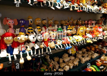 Puppen aus Holz in einem Souvenirshop in Prag Stockfoto