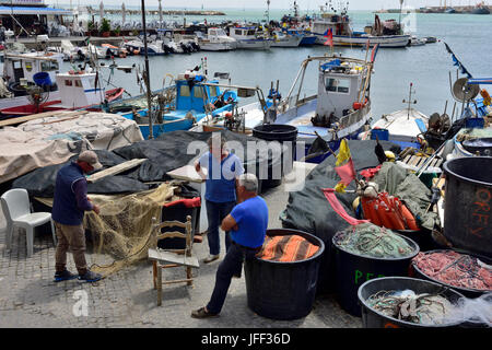 Fischern am Kai Sortierung Trawlers Netze Anzio, Italien Stockfoto