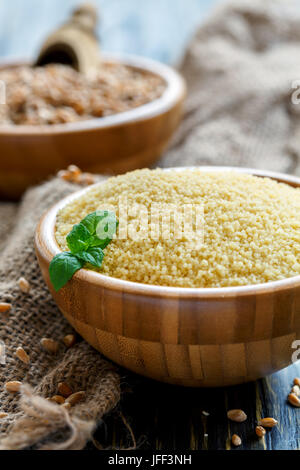 Rohstoff Weizen Couscous in eine hölzerne Schüssel. Stockfoto