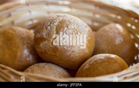 In der Nähe von Korb mit Brötchen gefüllt Stockfoto