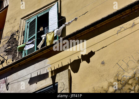 Wäsche hängen aus Fenster trocknen, Schatten an Wand Stockfoto