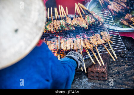 Kreditor Grillen Schweinefleisch-Spieße auf der Straße in Hoi an, Vietnam Stockfoto