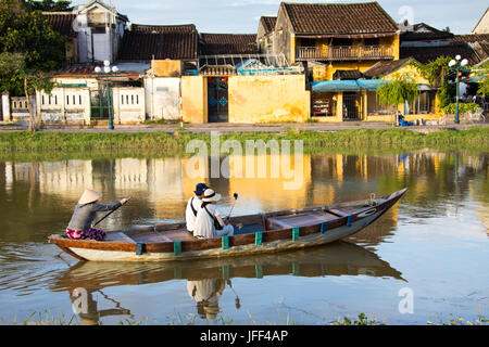 Asiatische Touristen in einem Ruderboot am Thu Bon Fluss in Hoi An, VietnamHoi, Vietnam Stockfoto