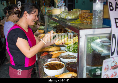 Banh Mi bei Manh My Phuong, eine bekannte und beliebte Restaurant in Hoi an, Vietnam Stockfoto