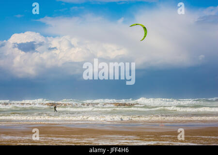 Kitesurfer Reiten auf große Wellen Stockfoto