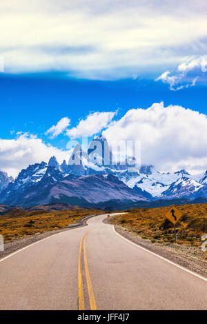 Die Autobahn kreuzt Patagonien Stockfoto