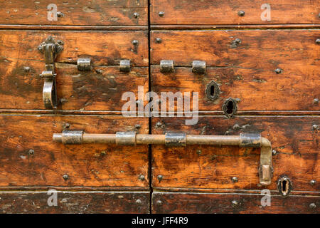 Alte Schraube Auffanggerät auf Holztür Stockfoto