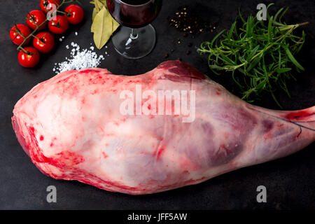 Rohes Lammfleisch Bein Stockfoto