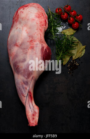 Rohes Lammfleisch Bein Stockfoto