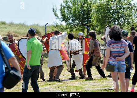 HISTRIA, Constanta, Rumänien - 25. JUNI 2017. Authentische Erfahrungen bei Histria Festung mit Lebensstil und Taktiken der Römer und Dacian. Ein Teil der Tour X Stockfoto
