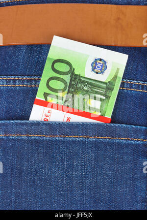 Geld in Jeans-Tasche Stockfoto