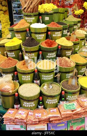 Frische Produkte vom Markt der Gewürze auf einem Markt in der Türkei Stockfoto