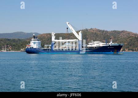 1. JUNI 2017, Fethiye, Türkei: Deo Volente, ein Boot Transporter Schiff in der Bucht von Fethiye, Türkei, 1. Juni 2017 Stockfoto