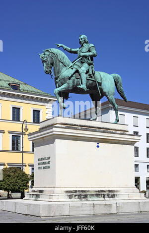 Wittelsbacher Platz, Reiterstandbild Maximilian, Wahlen Prinz von Bayern, Siemens Konzernzentrale (zurück), München, Bayern, Deutschland, E Stockfoto