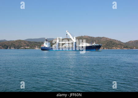 1. JUNI 2017, Fethiye, Türkei: Deo Volente, ein Boot Transporter Schiff in der Bucht von Fethiye, Türkei, 1. Juni 2017 Stockfoto