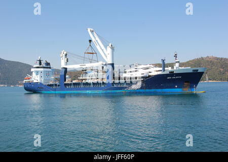 1. JUNI 2017, Fethiye, Türkei: Deo Volente, ein Boot Transporter Schiff in der Bucht von Fethiye, Türkei, 1. Juni 2017 Stockfoto