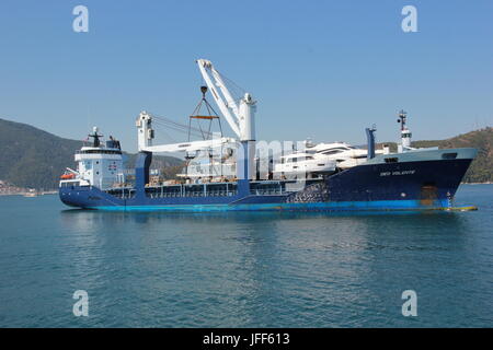 1. JUNI 2017, Fethiye, Türkei: Deo Volente, ein Boot Transporter Schiff in der Bucht von Fethiye, Türkei, 1. Juni 2017 Stockfoto