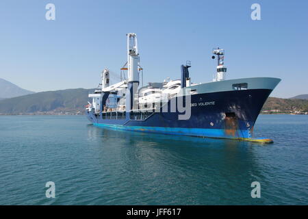 1. JUNI 2017, Fethiye, Türkei: Deo Volente, ein Boot Transporter Schiff in der Bucht von Fethiye, Türkei, 1. Juni 2017 Stockfoto