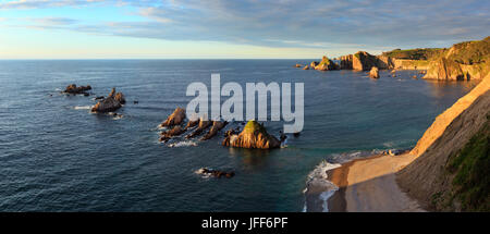 Gueirua Strand bei Sonnenuntergang. Asturien, Spanien. Stockfoto