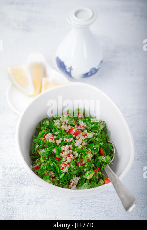 Quinoa-Taboulé-Salat auf einem Holztisch Stockfoto