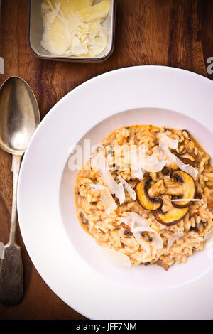 Pilz risotto serviert auf einem Tisch Stockfoto