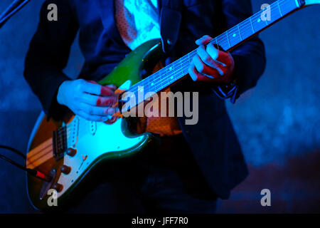 Nahaufnahme von einem Musiker spielen auf der E-Gitarre bei einem Konzert Stockfoto