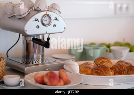 Frühstückstisch mit Vintage Kaffeemaschine Stockfoto