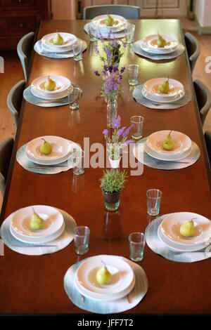 Überblick über einen langen Esstisch mit 10 Teller Set Stockfoto