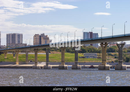 Blick auf die Stadt und die Brücke über den Fluss Stockfoto