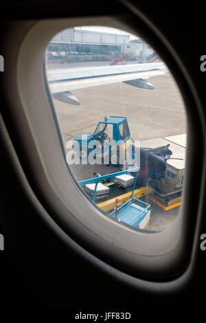 Gepäck ins Flugzeug geladen werden Stockfoto