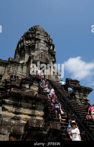 Touristen klettern die steilen Stufen von einem Turm an der Tempelanlage Angkor Wat, Siem Reap, Kambodscha, Asien Stockfoto