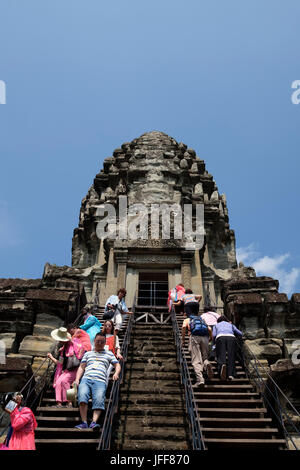 Touristen klettern die steilen Stufen von einem Turm an der Tempelanlage Angkor Wat, Siem Reap, Kambodscha, Asien Stockfoto