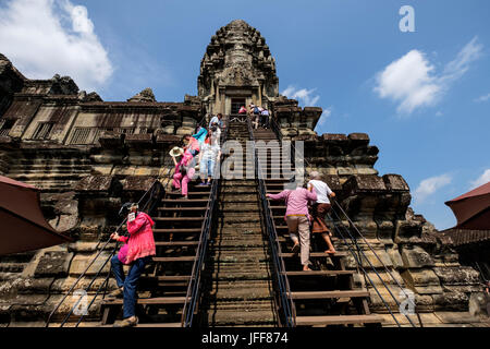 Touristen klettern die steilen Stufen von einem Turm an der Tempelanlage Angkor Wat, Siem Reap, Kambodscha, Asien Stockfoto