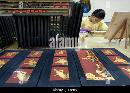 Kambodschanische Handwerker Malerei Souvenirs in Handwerker Angkor in Siem Reap, Kambodscha, Asien Stockfoto