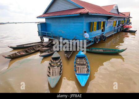 Schwimmende Schule auf dem Mekong Fluss in Kambodscha, Südostasien Stockfoto