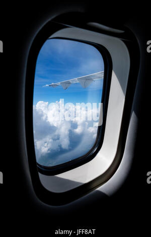 Fenster Blick aus dem Flugzeug über den Wolken Stockfoto