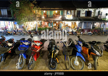 Geparkte Motorräder aufgereiht auf einer Straße in Luang Prabang, Laos, Asien Stockfoto