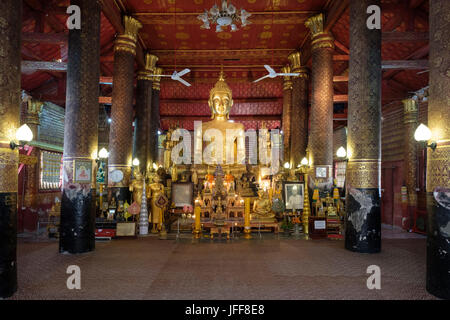 Buddha Statue im Wat Mai Suwannaphumaham (aka inkl. Mwst.) Tempel, Luang Prabang, Laos, Asien Stockfoto