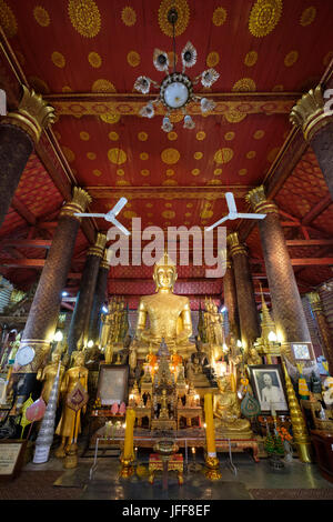 Buddha Statue im Wat Mai Suwannaphumaham (aka inkl. Mwst.) Tempel, Luang Prabang, Laos, Asien Stockfoto