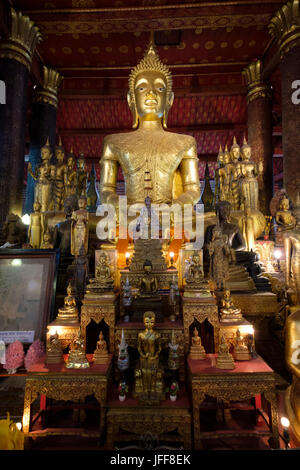 Buddha Statue im Wat Mai Suwannaphumaham (aka inkl. Mwst.) Tempel, Luang Prabang, Laos, Asien Stockfoto