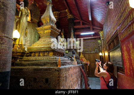 Tourist, Bilder im Wat Mai Suwannaphumaham (aka inkl. Mwst.) buddhistische Tempel in Luang Prabang, Laos, Asien Stockfoto