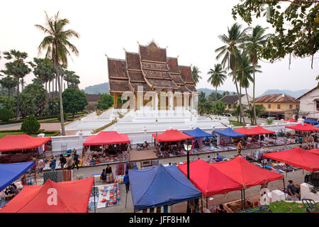 Street Market neben Haw Pha Bang Tempel im Königlichen Palast in Luang Prabang, Laos, Asien Stockfoto