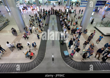 Ansicht von oben von der Gepäckausgabe in der Ankunftshalle am internationalen Flughafen Tan Son Nhat in Ho Chi Minh City, Vietnam, Asien Stockfoto