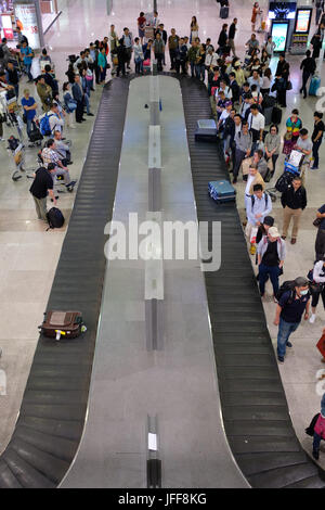 Ansicht von oben von der Gepäckausgabe in der Ankunftshalle am internationalen Flughafen Tan Son Nhat in Ho Chi Minh City, Vietnam, Asien Stockfoto