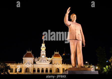 Statue des kommunistischen Führer Ho Chi Minh vor dem Rathaus Gebäude, Ho Chi Minh City, Vietnam, Asien Stockfoto