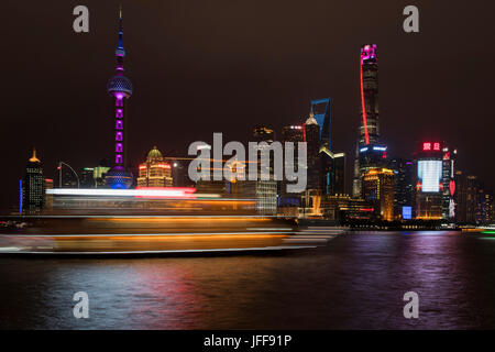 Skyline von Pudong District angesehen vom Bund über den Huangpu River in Shanghai, China Stockfoto