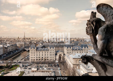 Ein Wasserspeier blickt auf die Stadt Paris mit dem Eiffelturm in der Ferne Stockfoto